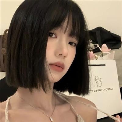 她行走于黑暗中